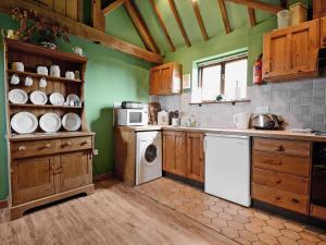 A kitchen or kitchenette at Millers Oast 