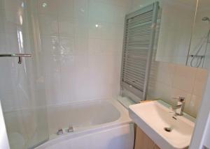 A bathroom at Washburn Lodge 