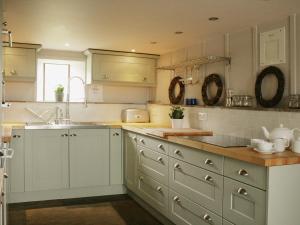 A kitchen or kitchenette at Laytham'S Farmhouse 