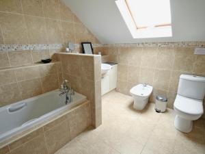 A bathroom at Grange Cottage 