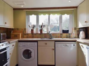 A kitchen or kitchenette at Cardinal Cottage 