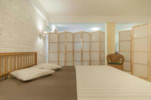 スペルロンガにあるCasa Vacanza Limonaia Loftのベッドルーム1室(木製の仕切り付きの大型ベッド1台付)