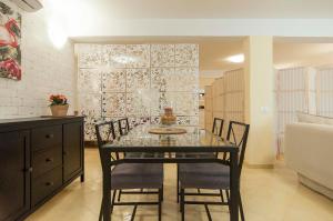 スペルロンガにあるCasa Vacanza Limonaia Loftのダイニングルーム(ガラスのテーブル、椅子付)