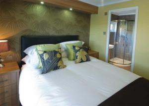 A bed or beds in a room at Washburn Lodge 