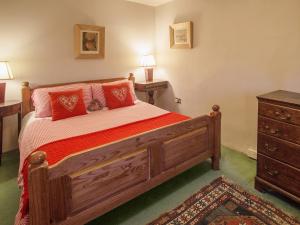 A bed or beds in a room at Laytham'S Farmhouse 