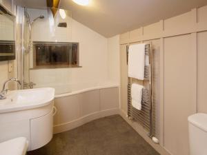 A bathroom at Laytham'S Farm Cottage 