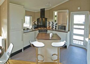 A kitchen or kitchenette at Washburn Lodge 