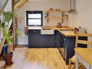 A kitchen or kitchenette at Shaw Top Cottage 