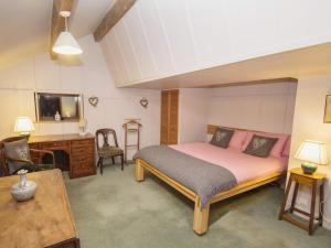 A bed or beds in a room at Laytham'S Farm Cottage 