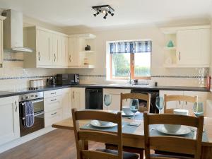 A kitchen or kitchenette at The Stables 