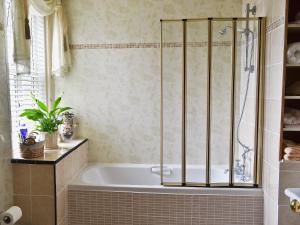 A bathroom at Old Hollow Cottage 