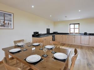 A restaurant or other place to eat at Vale Cottage II 