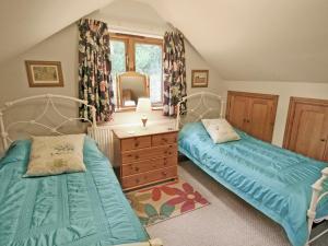 A bed or beds in a room at Grange Cottage 