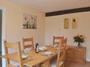 A restaurant or other place to eat at Carleton Cottage 