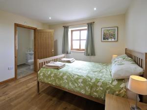 A bed or beds in a room at Vale Cottage II 