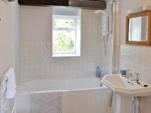 A bathroom at Rosie'S Barn 
