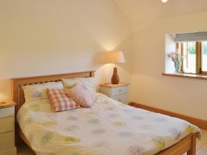 A bed or beds in a room at Dairy Barn 