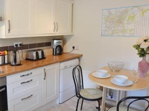 A kitchen or kitchenette at Rose Cottage 