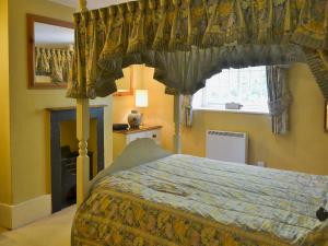 A bed or beds in a room at Mariners Cottage 