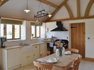 A kitchen or kitchenette at Dairy Barn 