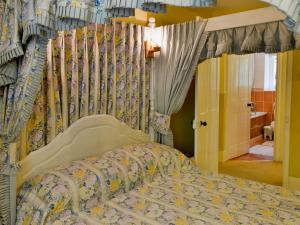 A bed or beds in a room at Mariners Cottage 