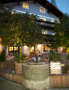 un edificio con un árbol delante de él en Landgasthof Zum Lang, en Gottsdorf