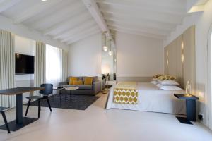 Postel nebo postele na pokoji v ubytování Hotel Spa Genovese + 37 fotografií
