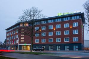 um edifício com um carro estacionado em frente em ibis Styles Haarlem City em Haarlem