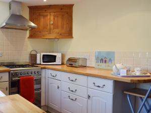 A kitchen or kitchenette at Sugar Hill Farm 