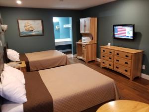 Aberdeen的住宿－Brown's Motel，酒店客房设有两张床和一台平面电视。