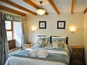 A bed or beds in a room at Riverside Cottage 