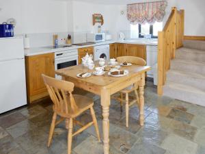 A restaurant or other place to eat at Clematis Cottage 