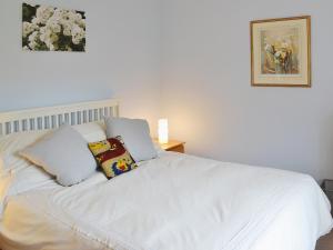 A bed or beds in a room at Mayfair 