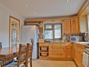 A kitchen or kitchenette at The Ferns 