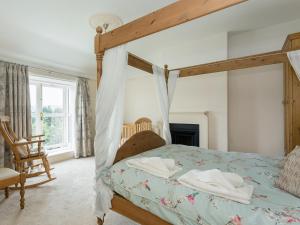 A bed or beds in a room at Sheen Cottage 