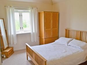 A bed or beds in a room at Cooks Farm Barn No5 
