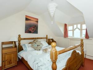 A bed or beds in a room at Sheen Cottage 