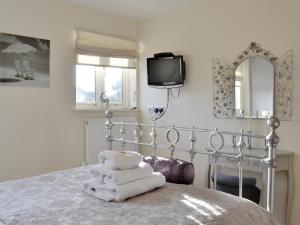 A bed or beds in a room at Upper Sign Farmhouse 