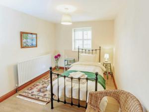 A bed or beds in a room at Old Hall Cottage No 2 
