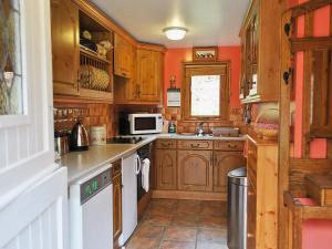 A kitchen or kitchenette at Woodlands 