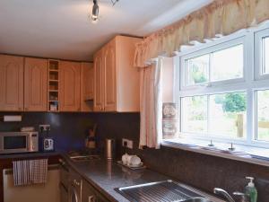 A kitchen or kitchenette at Scarcroft Cottage 