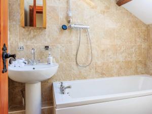 A bathroom at Old Hall Cottage No 2 