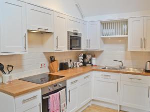A kitchen or kitchenette at Hambush Cottage 