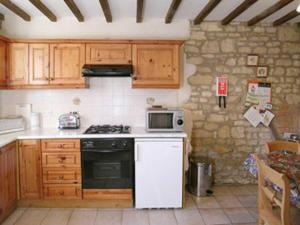 A kitchen or kitchenette at Sundial Cottage 