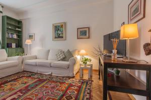 un salon avec un canapé et une table dans l'établissement Corso del Popolo Suite by Welc(H)ome, à Trévise