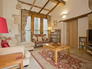 A seating area at Tom'S Barn 