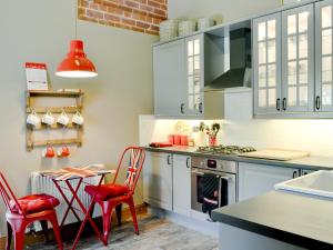 A kitchen or kitchenette at Thimble Cottage 