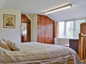 A bed or beds in a room at Mulberry Cottage 