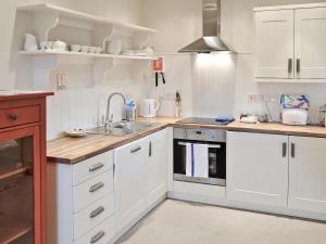 A kitchen or kitchenette at Greystones Cottage 