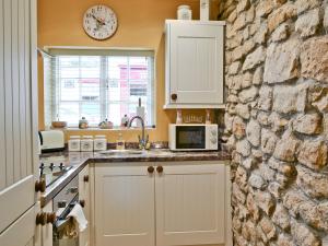 A kitchen or kitchenette at Laburnum Cottage 